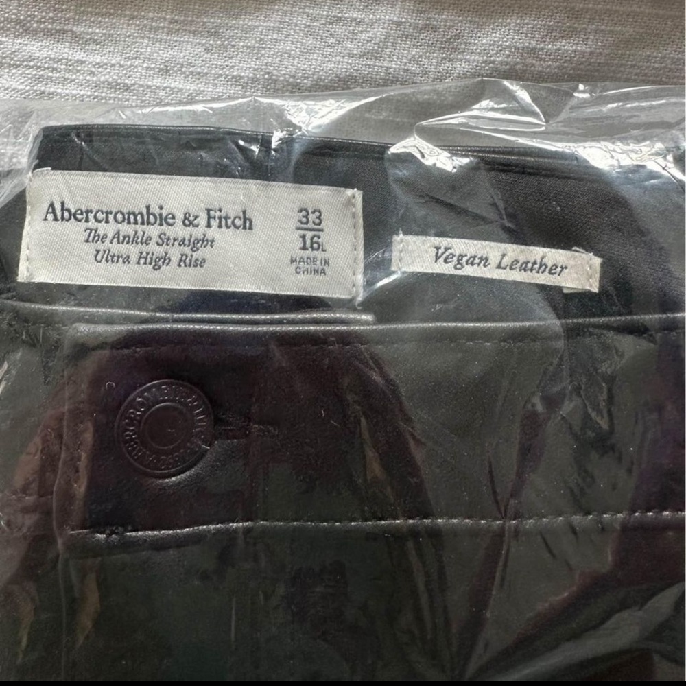 Abercrombie - Curve Love - Vegan Leather Ankle Straight Pant - 33Long - Picture 2 of 3